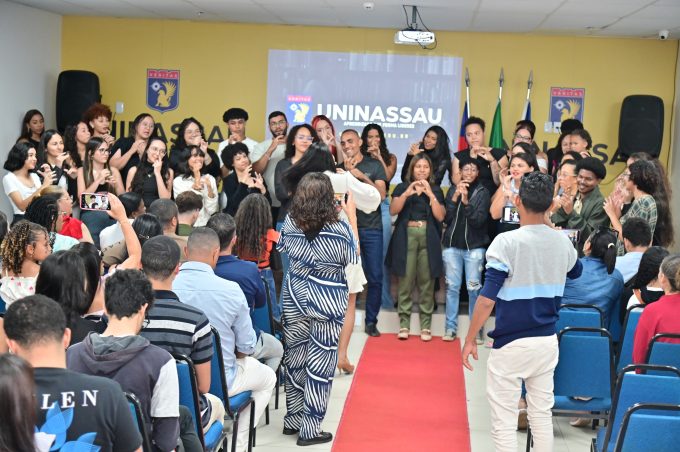 Prefeitura de Vitória da Conquista e Uninassau capacitam 65 jovens em cursos de Libras e Informática