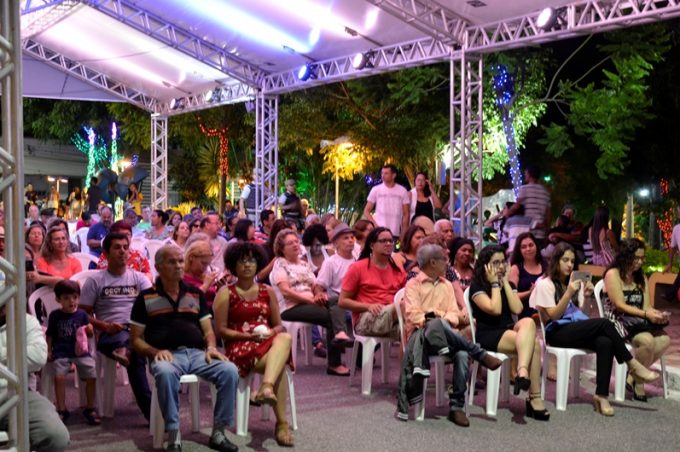 Governo Municipal prestigia abertura do Natal Conquista de Luz na Praça Tancredo Neves