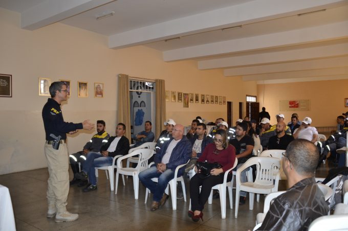 Agentes de Trânsito participam de palestra com a Polícia Rodoviária Federal