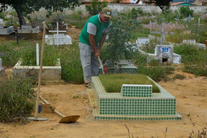Prefeitura intensifica limpeza do mato em área urbana e no cemitério do Kadija