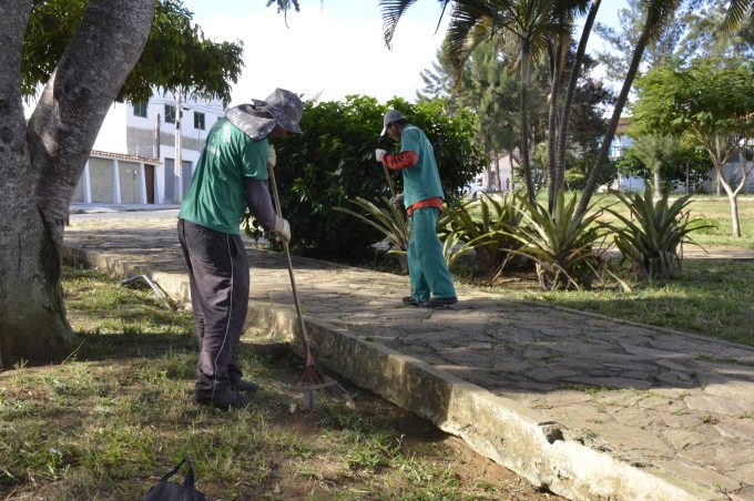 Prefeitura realiza manutenção de áreas verdes na Urbis I