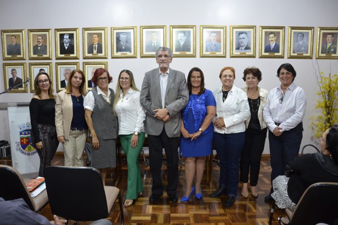 Prefeito dá posse à nova secretária de Governo, Geanne Oliveira