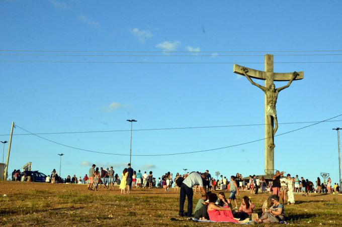 Conquistenses aproveitam mais um domingo do “Pôr do Sol” no Cristo de Mário Cravo
