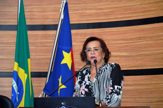 Diploma Loreta Valadares é entregue pela Câmara Municipal de Vitória da Conquista