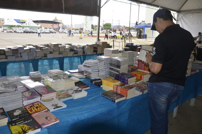 Feira Popular do Livro oferece títulos com preços acessíveis