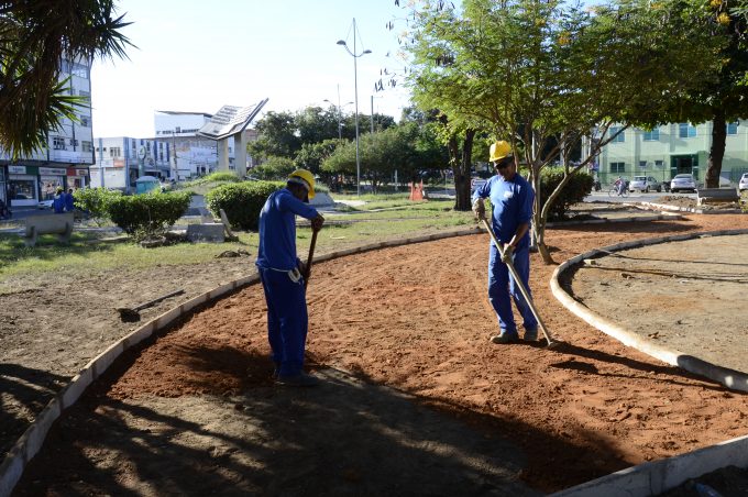Prefeitura inicia revitalização na Praça Vítor Brito