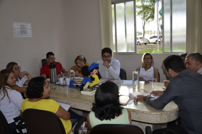 Secretaria de Educação se reúne com representantes do Simmp