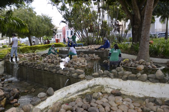 Prefeitura inicia lavagem das pedras na praça Tancredo Neves