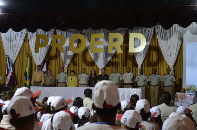 Programa Educacional de Resistência às Drogas e à Violência realiza formatura para alunos da rede municipal