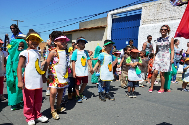 Centro Municipal de Educação Infantil Senhorinha Cairo celebra chegada da primavera com desfile