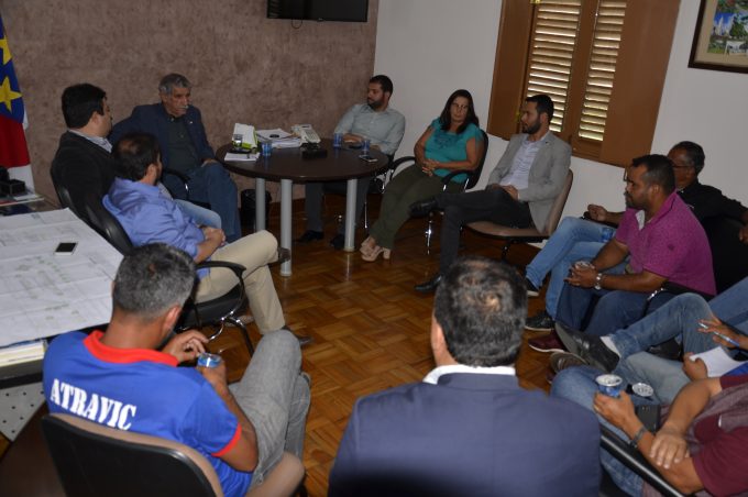 Prefeito e secretários voltam a receber vanzeiros para diálogo