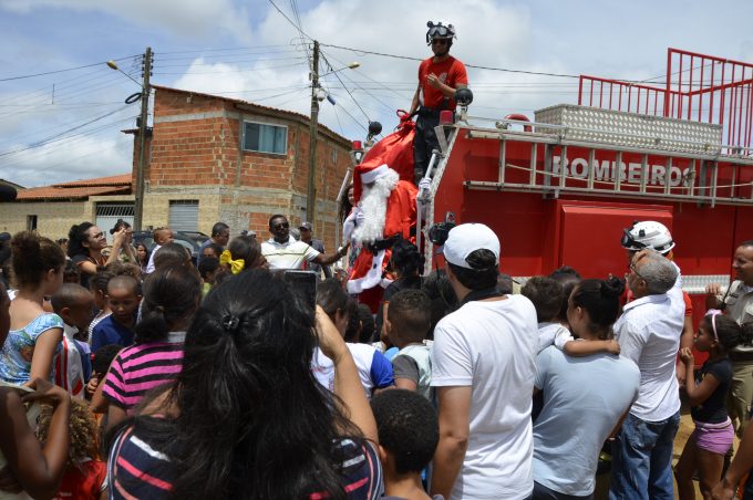 Prefeitura apoia ação da CDL e Clube FM na distribuição de brinquedos no Nova Cidade