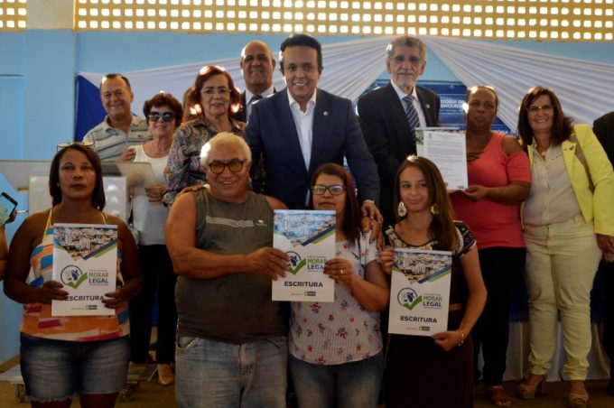 Prefeitura de Vitória da Conquista entrega 1.401 escrituras no Vila América