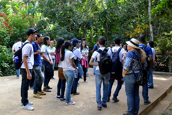 Estudantes do Cetep visitam Reserva Florestal do Poço Escuro