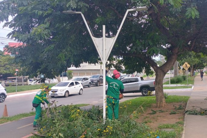 Prefeitura intensifica manutenção de praças e espaços públicos em Vitória da Conquista
