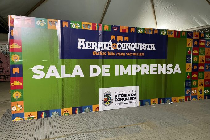 Arraiá da Conquista: Sala de Imprensa homenageia radialista e ex-prefeito Herzem Gusmão Pereira