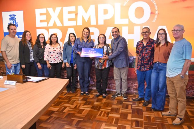 Familiares de Olávio Moreira Santos visitam Prefeitura e recebem placa que o homenageia com nome de rua