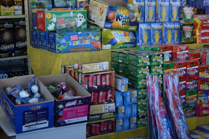 Defesa Civil orienta população sobre manuseio de fogos e fogueiras juninas
