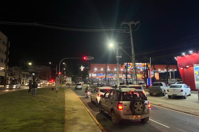 Prefeitura conclui instalação de semáforos no cruzamento entre as avenidas Rosa Cruz e Olívia Flores