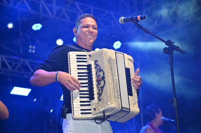 Arraiá da Conquista: Targino Gondim fecha terceira noite de shows no Glauber Rocha