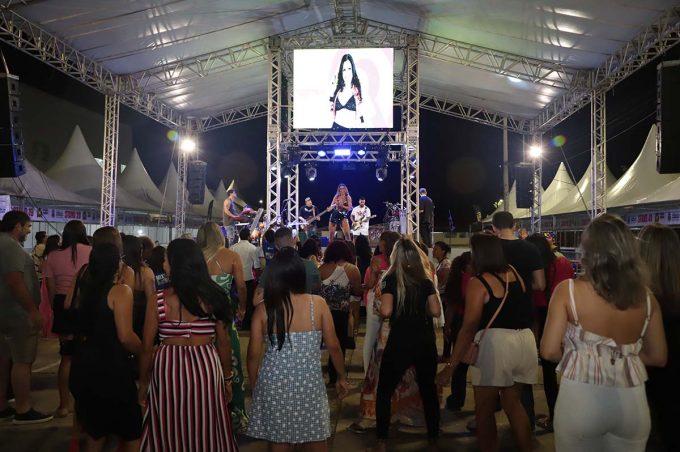 Cátia Guimma e Robertinha encerram evento em homenagem ao Dia da Mulher com Axé Music e ‘Bregadeira’
