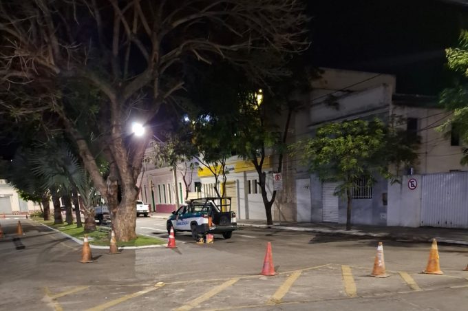 Semob realiza pintura da faixa de pedestre e sinalização horizontal nas ruas do entorno da praça Joaquim Correia