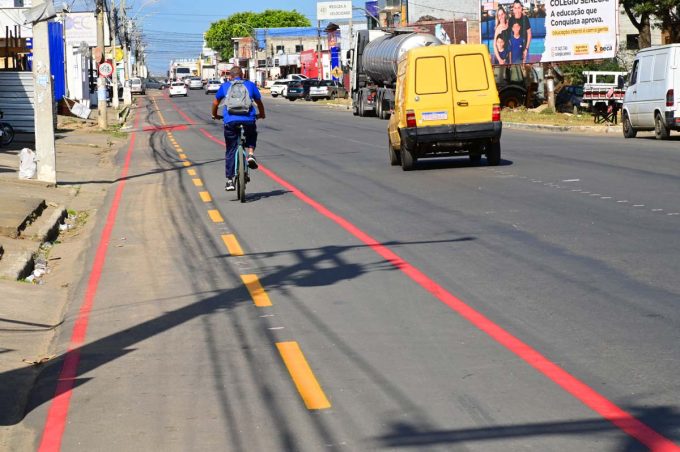 Após recapeamento, Emurc conclui sinalização de ciclofaixa na Avenida Brumado e garante segurança a ciclistas