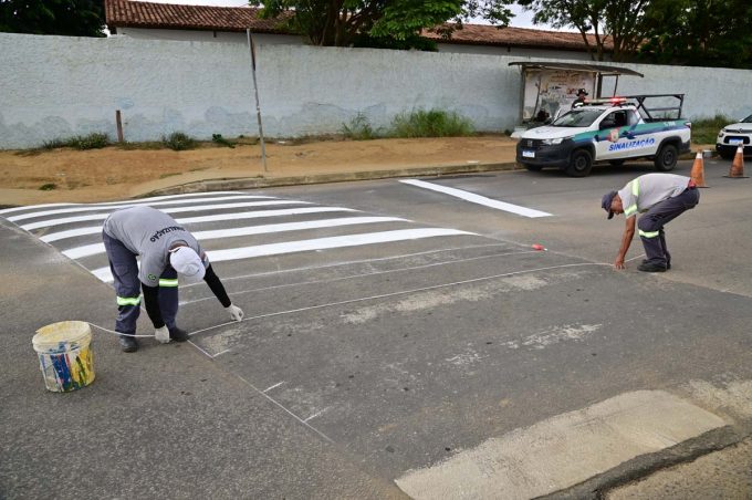 Semob intensifica revitalização de faixas de pedestres próximas a escolas