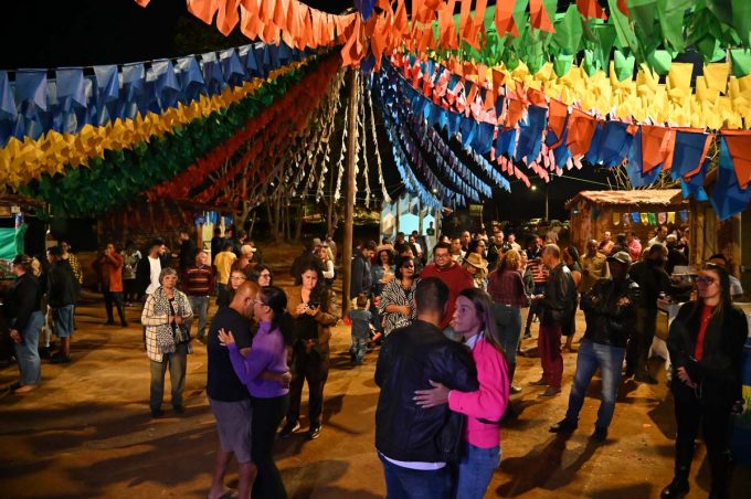 Ito Moreno e Banda Carcará deram início à noite romântica no Arraiá da Conquista