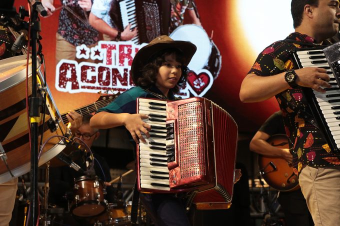 Arrasta pé na praça Nove de Novembro atrai fãs de forró de todas as idades
