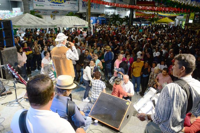 Público lota Vila Junina na abertura do Arraiá da Conquista
