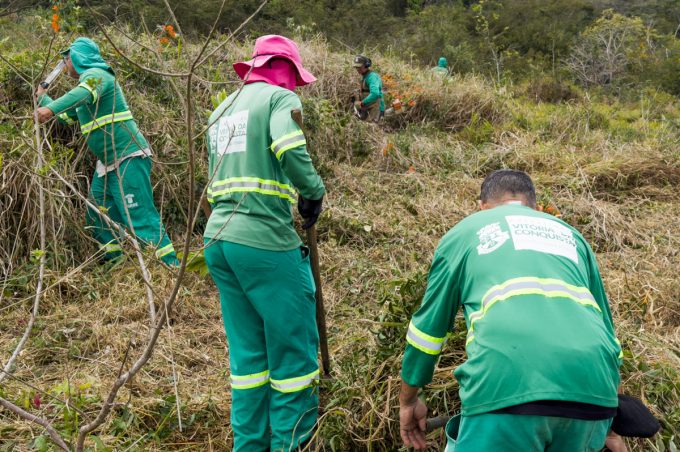 Secretaria de Meio Ambiente realiza mutirão de limpeza para prevenir incêndios no Poço Escuro