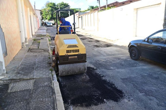 Prefeitura continua com Operação Tapa-Buraco em ruas danificadas pelas chuvas