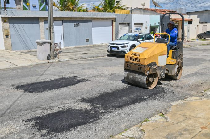 Operação Tapa-Buraco avança nas ruas de Vitória da Conquista com recuperação da malha viária urbana