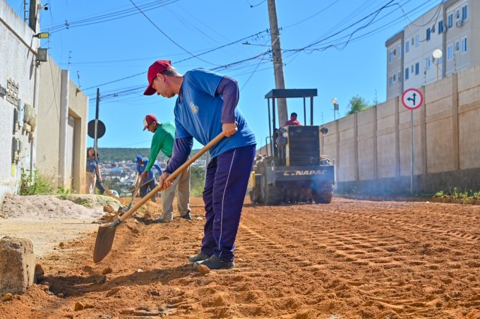 Prefeitura prepara Travessa Primavera para receber pavimentação asfáltica
