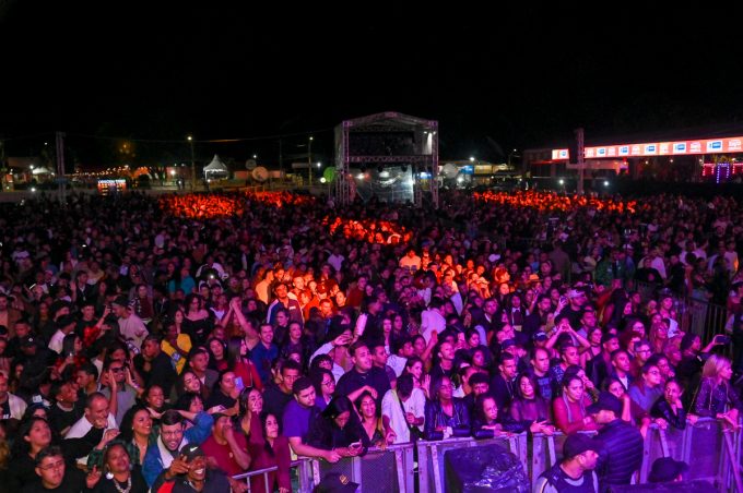 Tierry e Cacau com Leite fecham terceira noite de Arraiá da Conquista com sucessos e romantismo