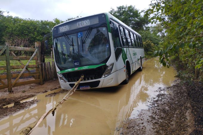 Semob informa suspensão do transporte público em algumas localidades após temporal que atingiu o município
