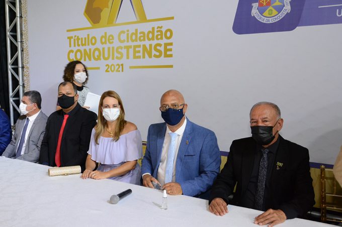 Governo Municipal prestigia entrega de título de Cidadão Conquistense