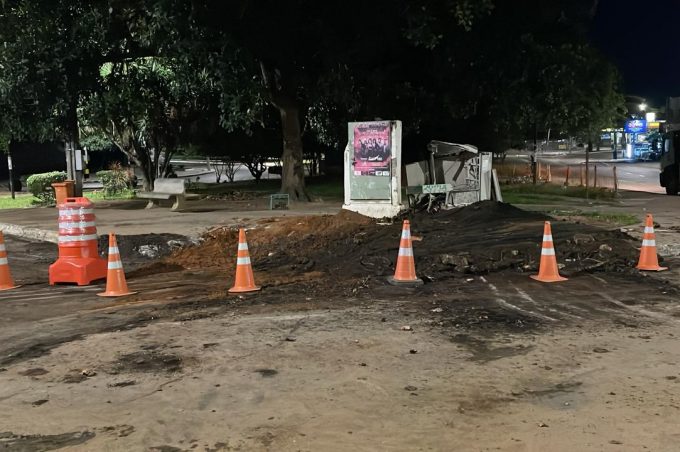 Após retirada de mudas, Prefeitura remove restos de tronco da árvore umbu-cajá da Praça Vítor Brito