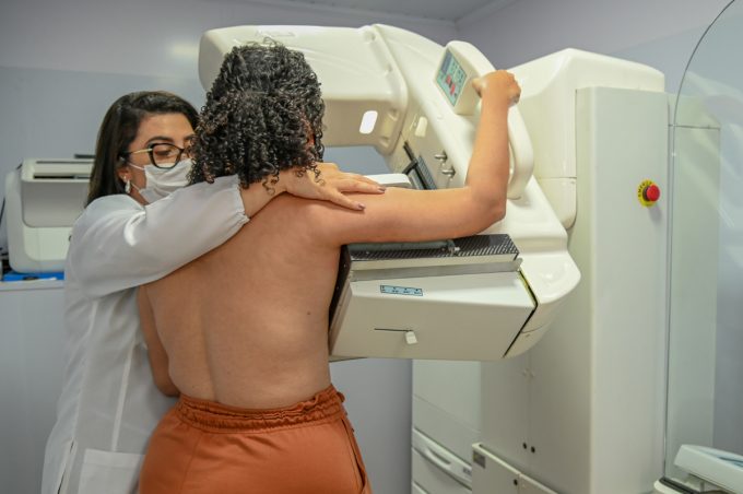 Outubro Rosa: Prefeitura intensifica oferta de mamografia e ultrassonografia mamária com a Carreta da Saúde