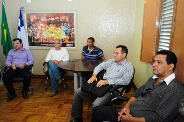 Vânio Marques - vereador, Odir Freire - secretário municipal de Agricultura, Izaltiene Rodrigues - Coopasub, Antônio Marcos - técnico agrícola, e Adauto Calixto - vereador