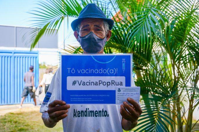 SMS e Semdes realizam vacinação da população de rua e em abrigos provisórios