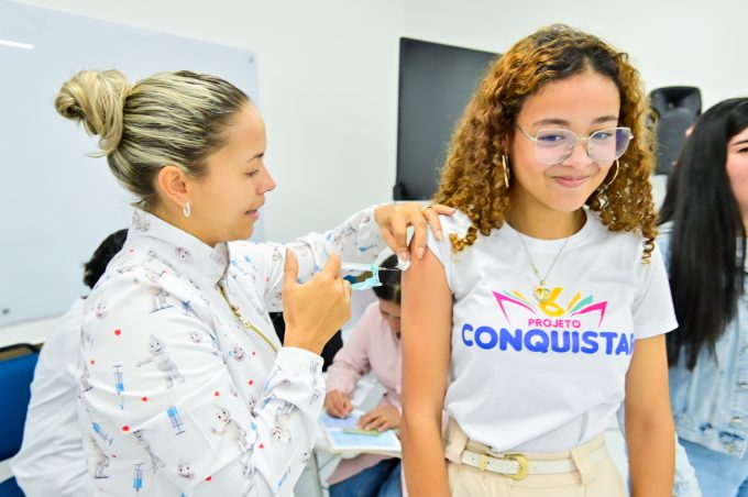 Projeto Conquistar: estudantes do curso preparatório gratuito do Enem recebem ação de vacinação