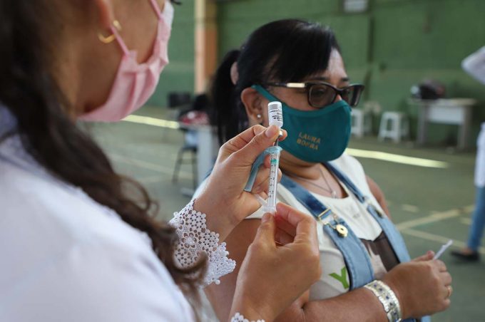 Quase 2 mil conquistenses foram vacinados hoje e estoque de AstraZeneca termina
