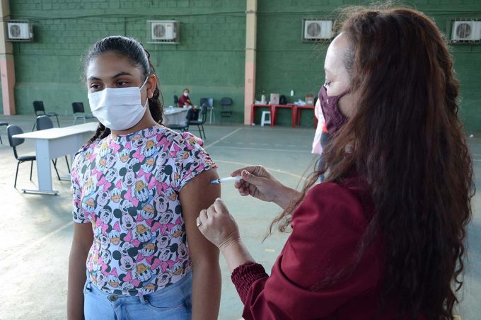 Com liberação da CIB, SMS aguarda novas doses para retomar vacinação de adolescentes sem comorbidades