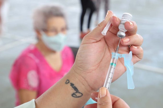 Conquista vacina mais de 800 pessoas no sábado e alcança 22,7% da população com a 1ª dose