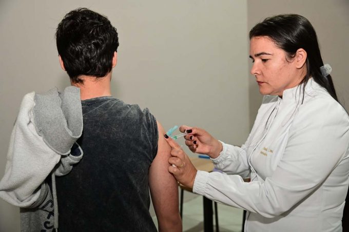 Secretaria Municipal de Saúde leva vacinação contra a gripe a público prioritário do Boulevard Shopping
