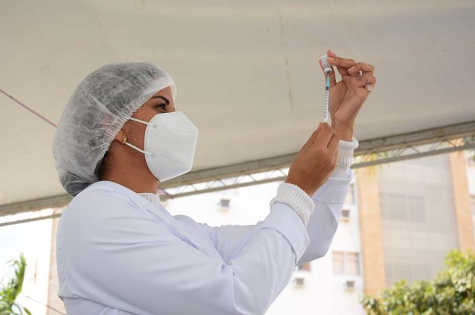 Nesta quarta-feira, Vitória da Conquista vacina quem tem 25 anos ou mais e 2ª dose da AstraZeneca e Coronavac