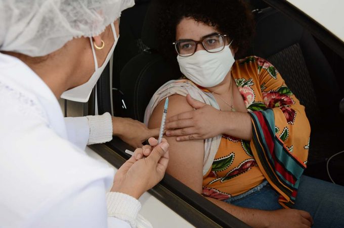 24 horas de vacina: Depois de vacinar pessoas de 28 e 29 anos, mutirão segue nesta terça, com 27 e 26 anos ou mais