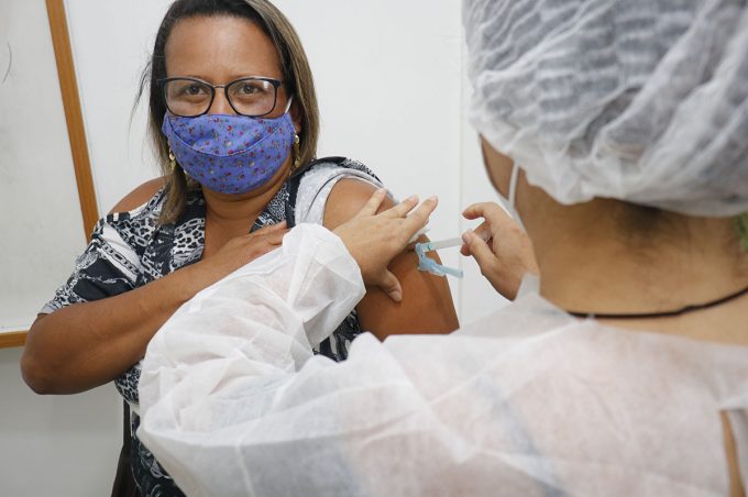 Profissionais da Atenção Básica que atuam na linha de frente são vacinados contra a Covid-19